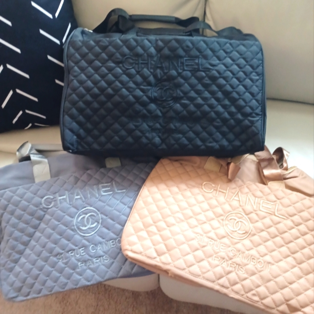 🛳✈️  BEAUTIFUL DUFFLE BAGS IN 2 DIFFERENT COLORS (EACH) GRAY IS SOLD ❤️🌴